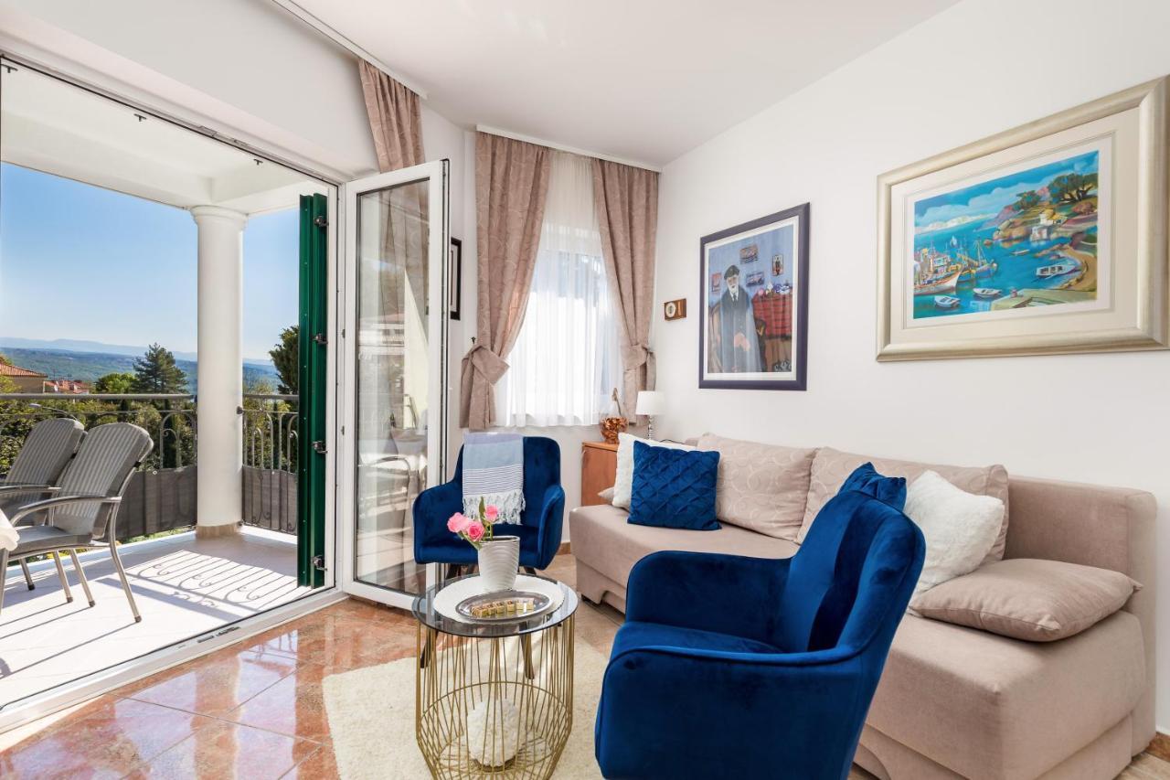 Light Summer Apartment With A Swimming Pool โอปาติยา ภายนอก รูปภาพ