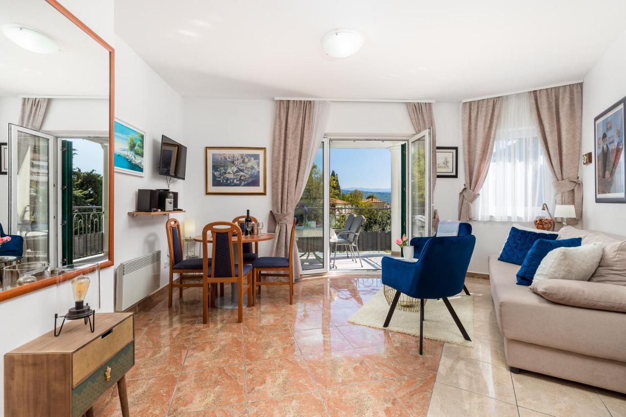 Light Summer Apartment With A Swimming Pool โอปาติยา ภายนอก รูปภาพ