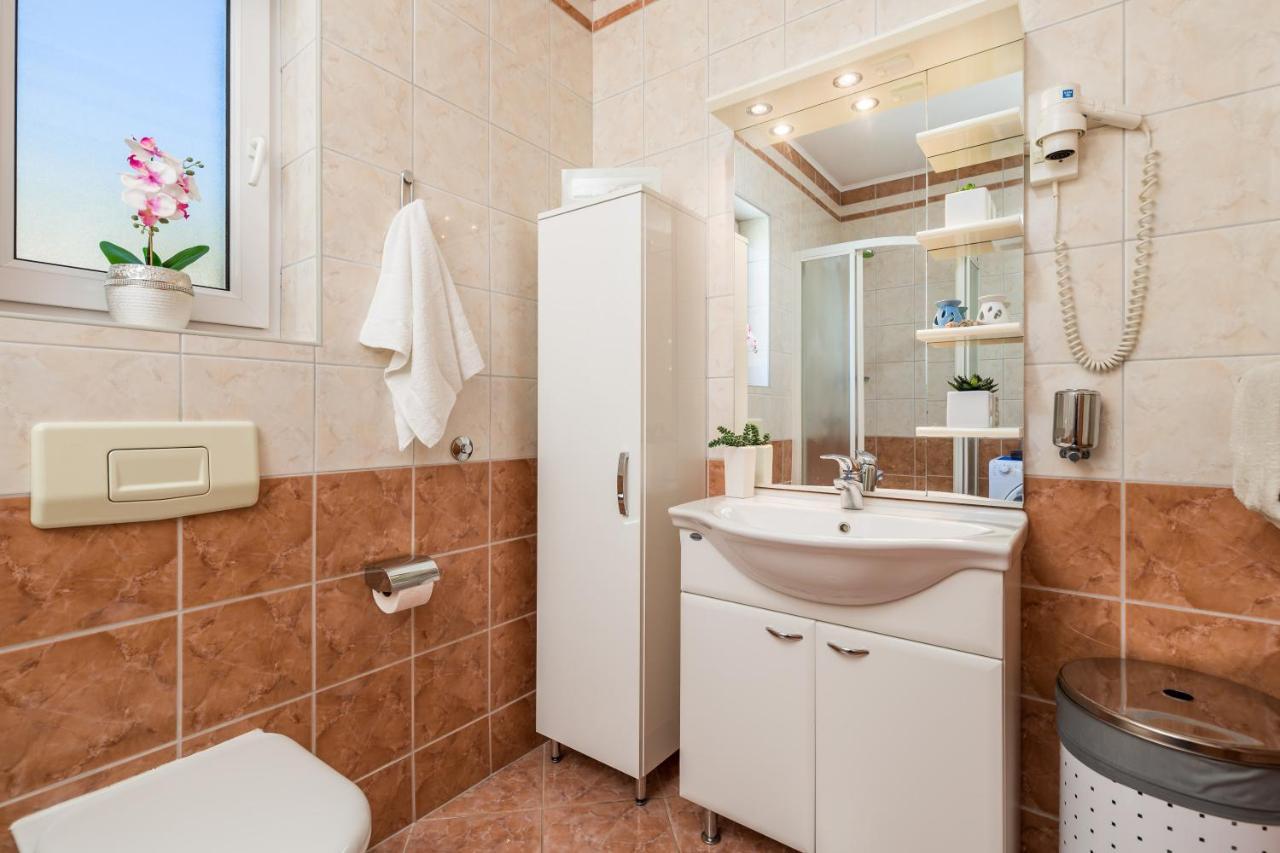 Light Summer Apartment With A Swimming Pool โอปาติยา ภายนอก รูปภาพ