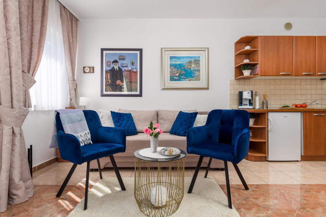 Light Summer Apartment With A Swimming Pool โอปาติยา ภายนอก รูปภาพ