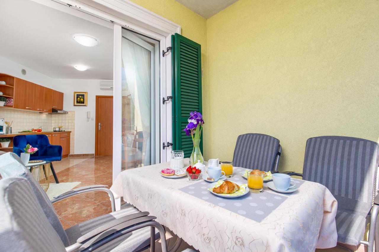 Light Summer Apartment With A Swimming Pool โอปาติยา ภายนอก รูปภาพ